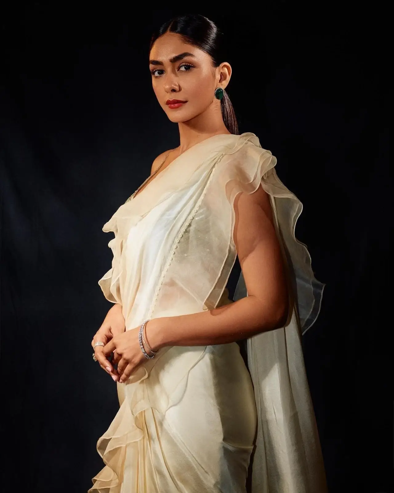 SOUTH INDIAN MODEL MRUNAL THAKUR PHOTOSHOOT IN WHITE SAREE 6